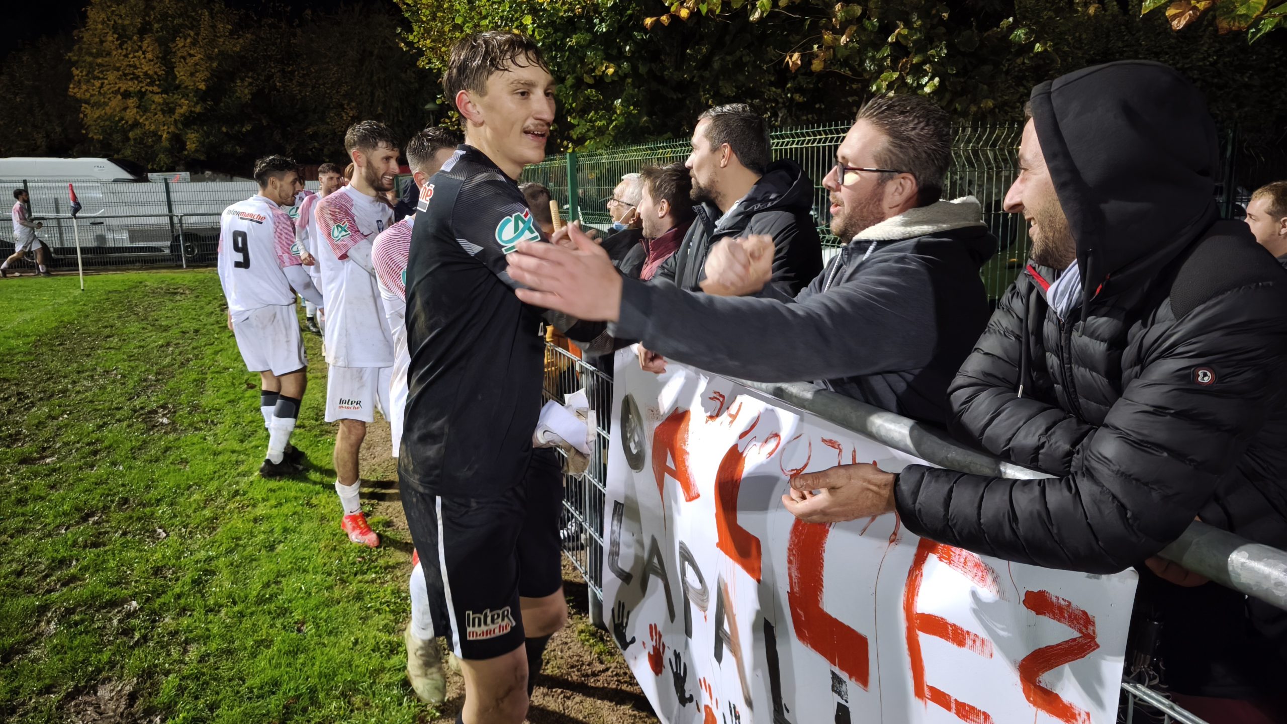 Le gardien Jules Despalles avec des supporters. 